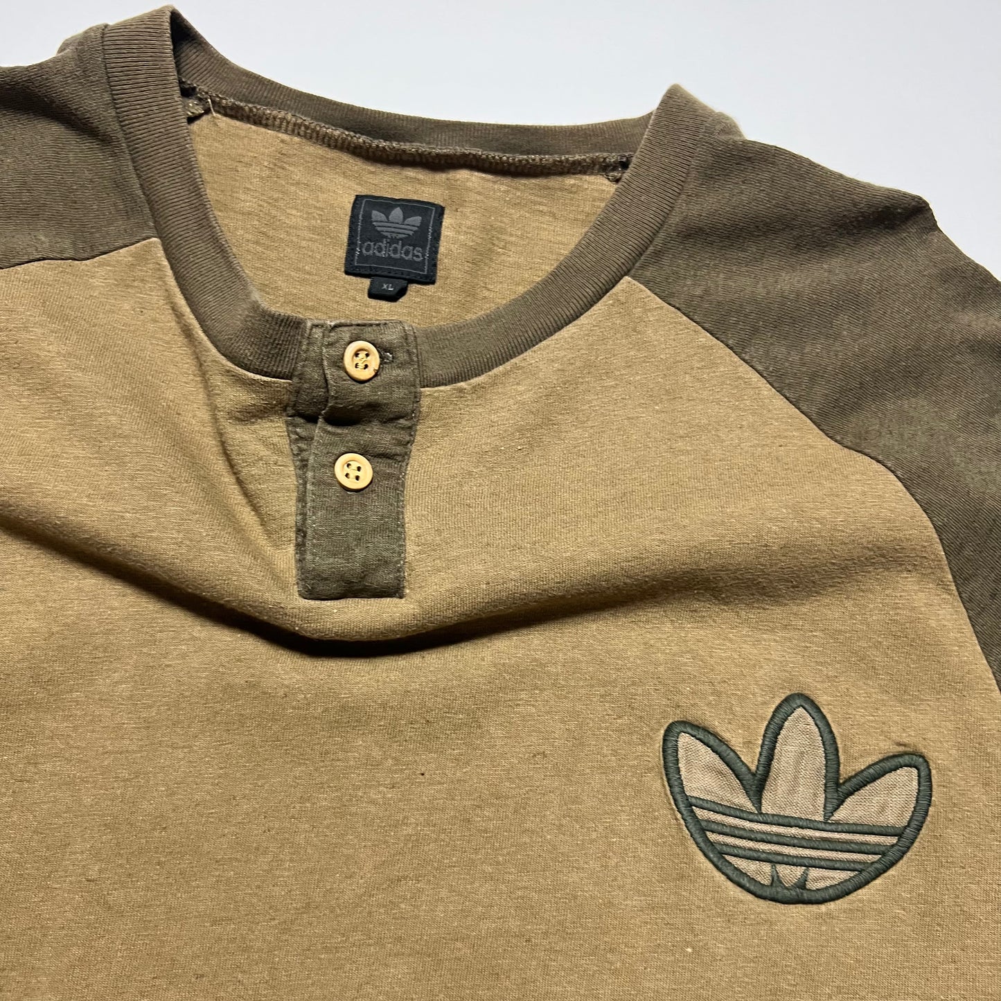 Vintage Adidas Trefoil 3/4 Longsleeve Shirt olivgrün L - Cats on Stacks VNTG