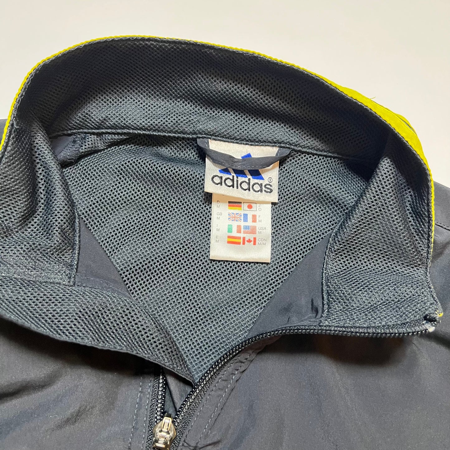 Vintage Adidas Climashell Tracking Jacke anthrazit grau L - Cats on Stacks VNTG