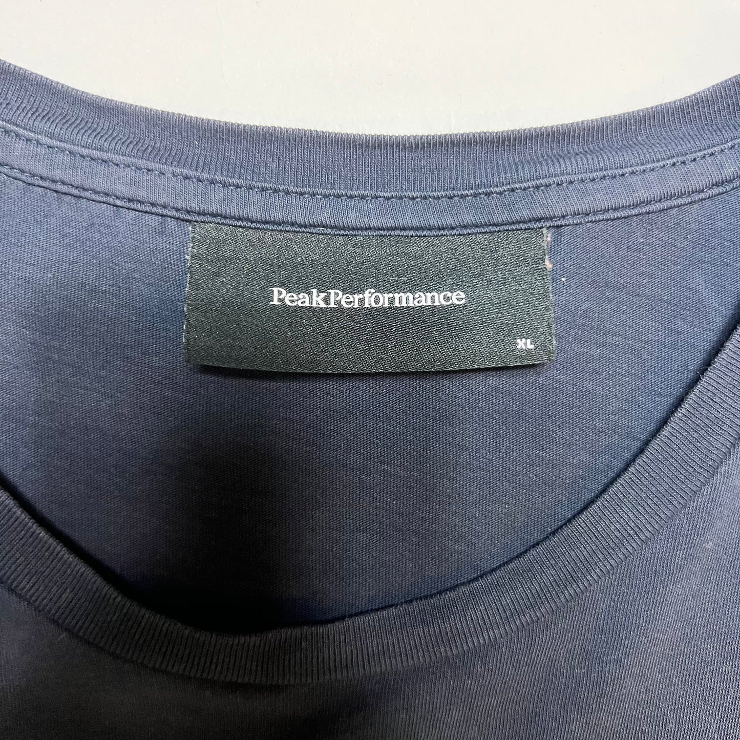 Peak Performance Est. 1986 T-Shirt dunkelblau L - Cats on Stacks VNTG