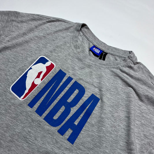 Vintage Defacto NBA Big Logo Basketball T-Shirt grau M - Cats on Stacks VNTG