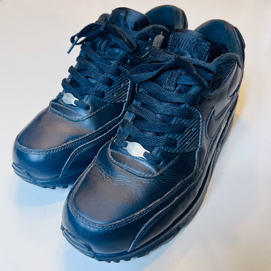 Nike Air Max 90 All Black Leather 302519-001 Größe 43 - Cats on Stacks VNTG