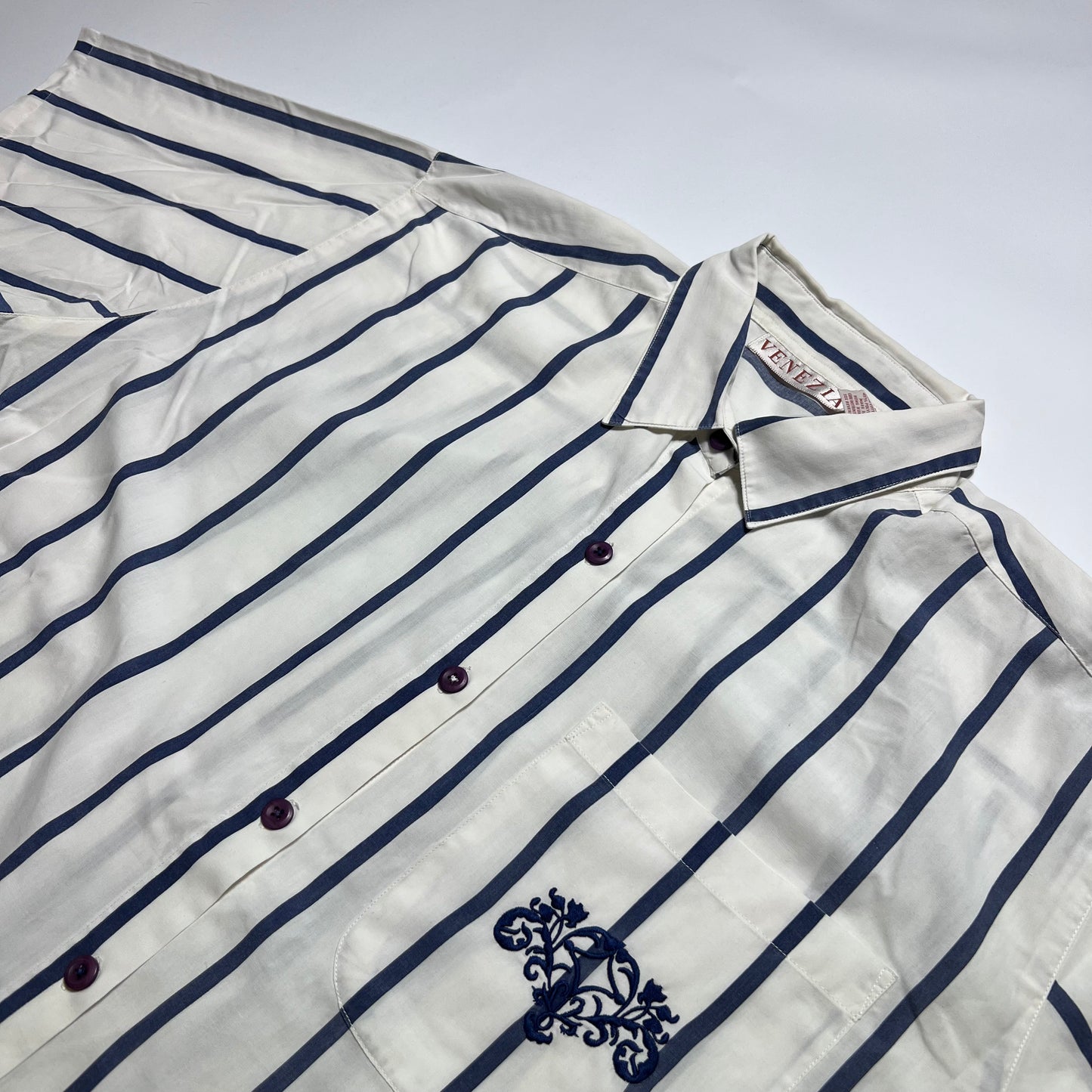 Vintage Venezia Stripe White Navy Hemd XL - Cats on Stacks VNTG