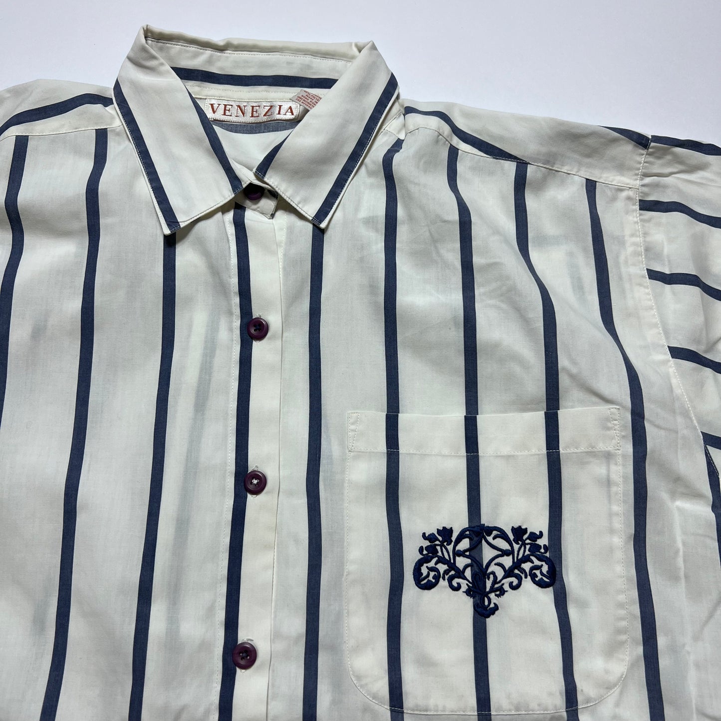 Vintage Venezia Stripe White Navy Hemd XL - Cats on Stacks VNTG