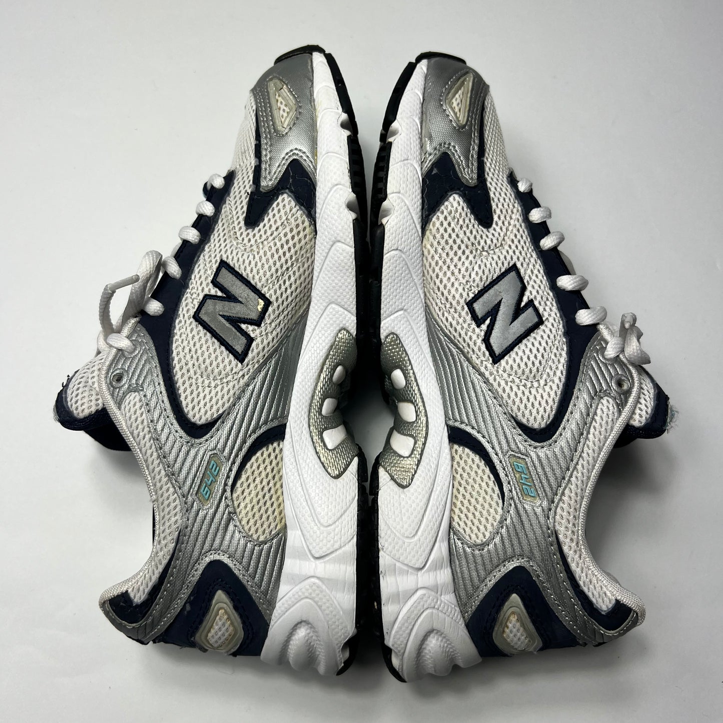 Vintage New Balance 642 Navy Silver 40,5 / W642WC - Cats on Stacks VNTG