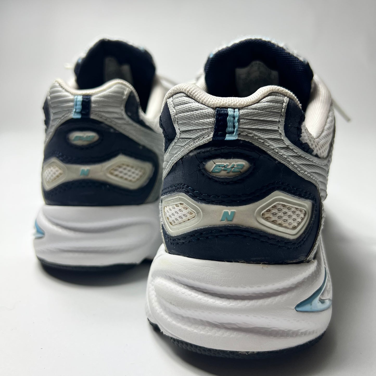 Vintage New Balance 642 Navy Silver 40,5 / W642WC - Cats on Stacks VNTG