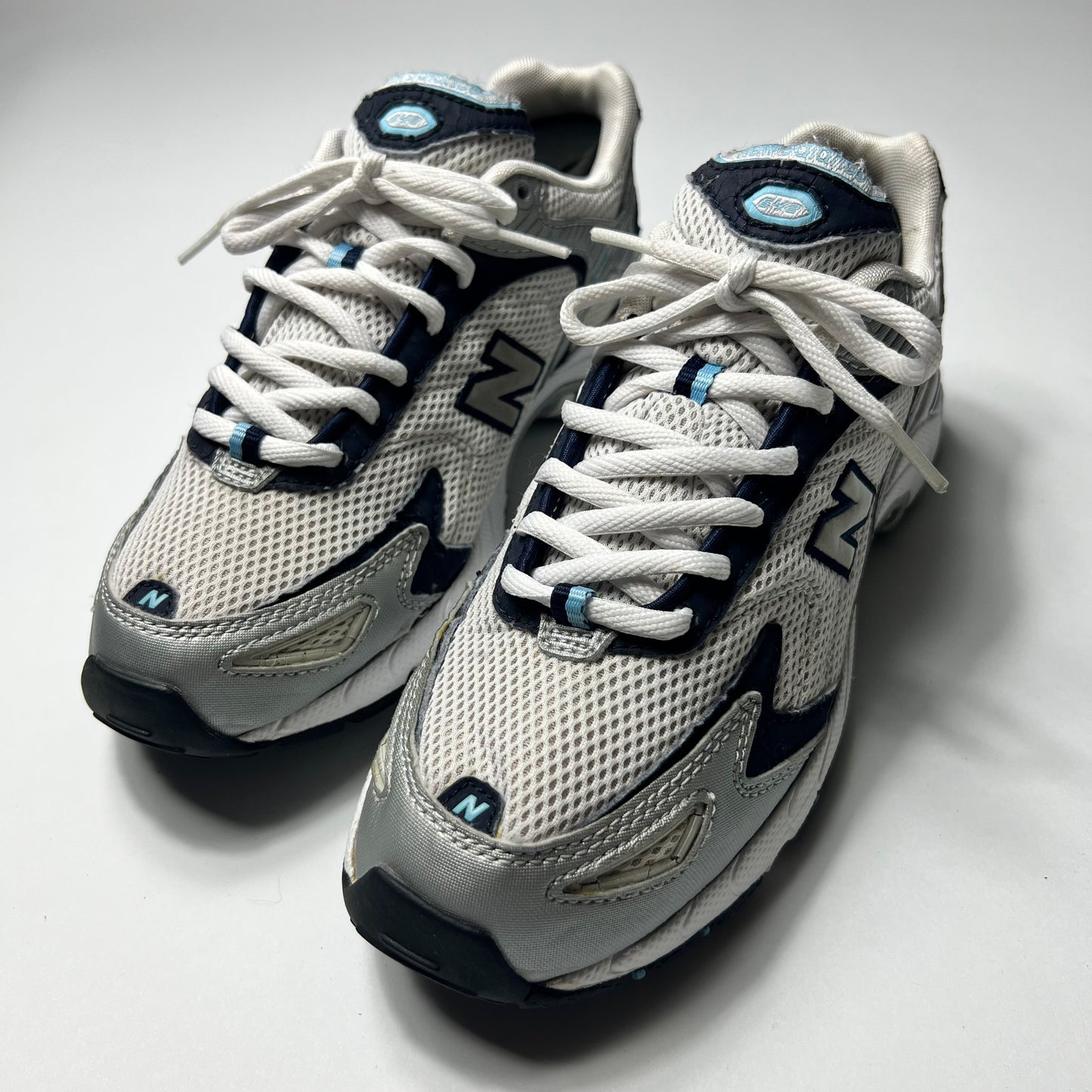 Vintage New Balance 642 Navy Silver 40,5 / W642WC - Cats on Stacks VNTG