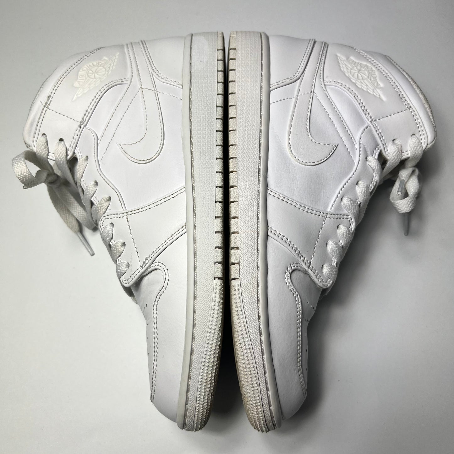Air Jordan 1 Mid Tripple White 43 / 554724-136 - Cats on Stacks VNTG