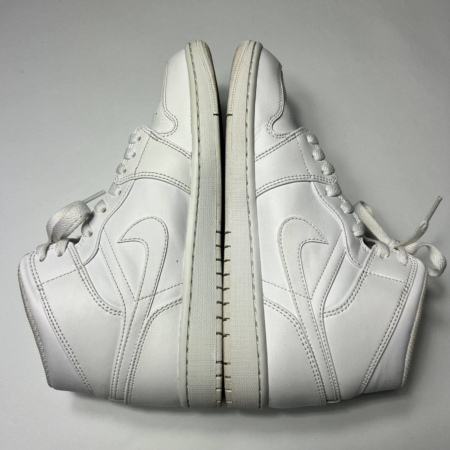 Air Jordan 1 Mid Tripple White 43 / 554724-136 - Cats on Stacks VNTG