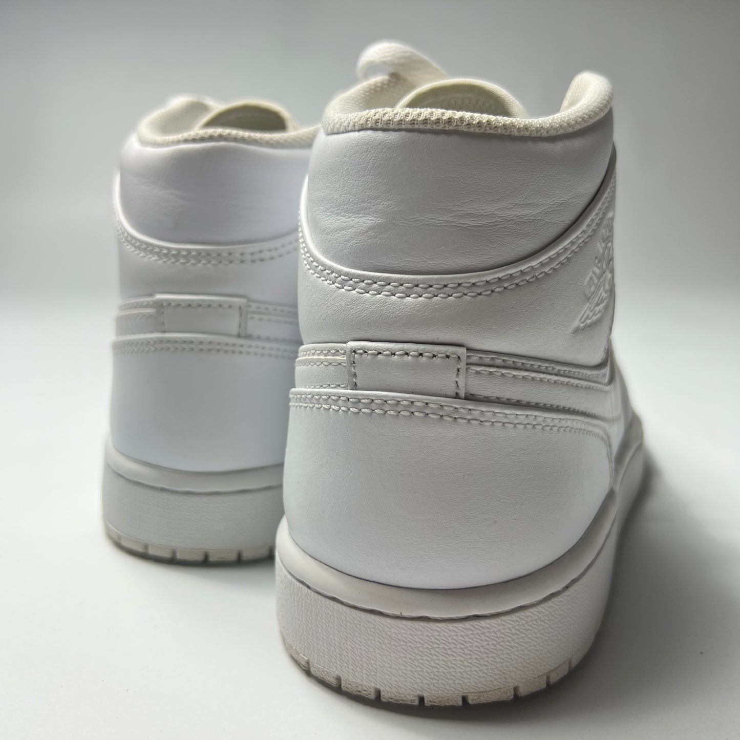 Air Jordan 1 Mid Tripple White 43 / 554724-136 - Cats on Stacks VNTG