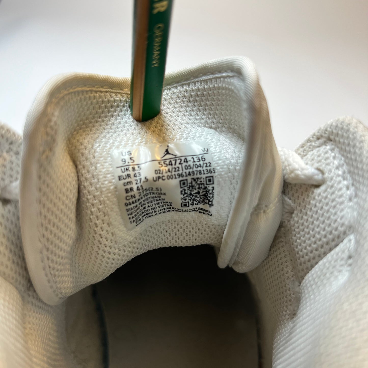 Air Jordan 1 Mid Tripple White 43 / 554724-136 - Cats on Stacks VNTG