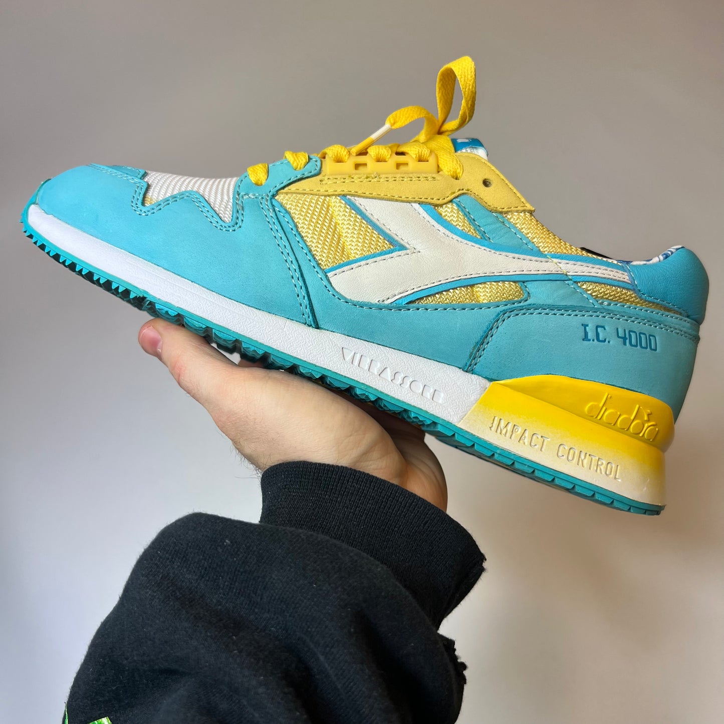 Diadora x HANON IC4000 "Yellow Eyes" 42 / 501.171054 - Cats on Stacks VNTG