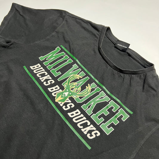 New Era x Milwaukee Bucks T-Shirt M - Cats on Stacks VNTG