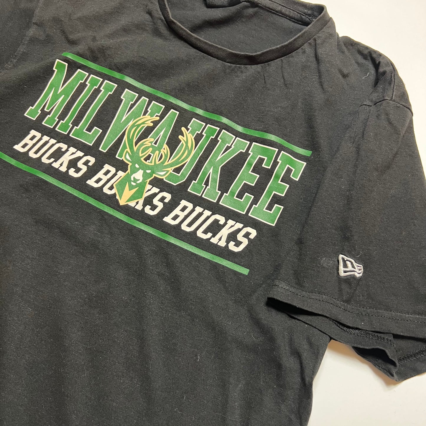 New Era x Milwaukee Bucks T-Shirt M - Cats on Stacks VNTG