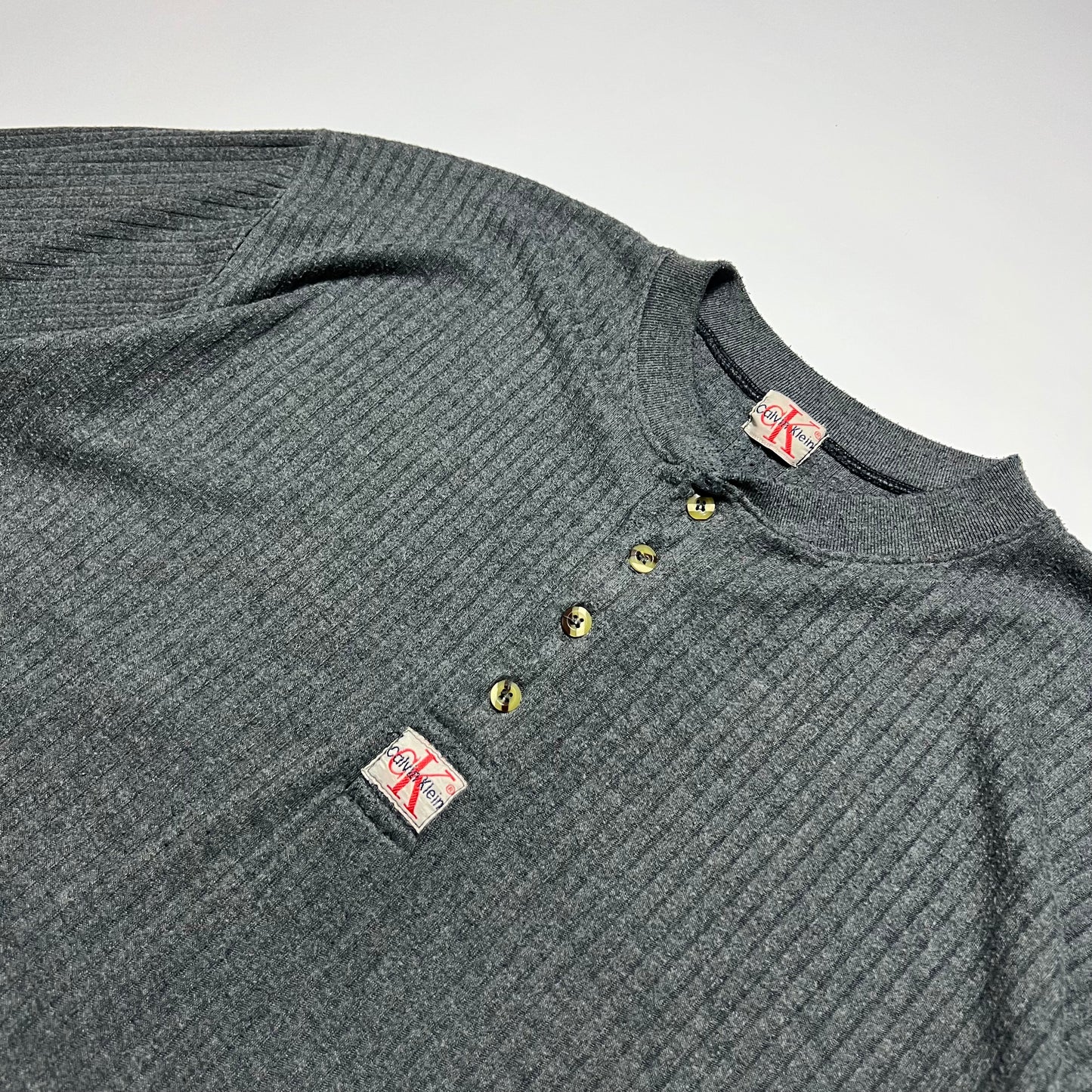 Vintage Calvin Klein Henley T-Shirt grau XL - Cats on Stacks VNTG