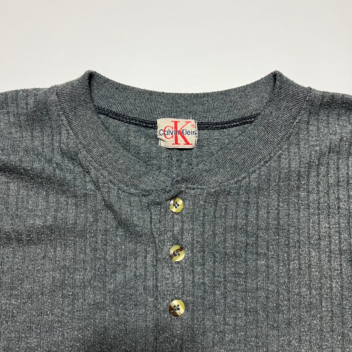 Vintage Calvin Klein Henley T-Shirt grau XL - Cats on Stacks VNTG
