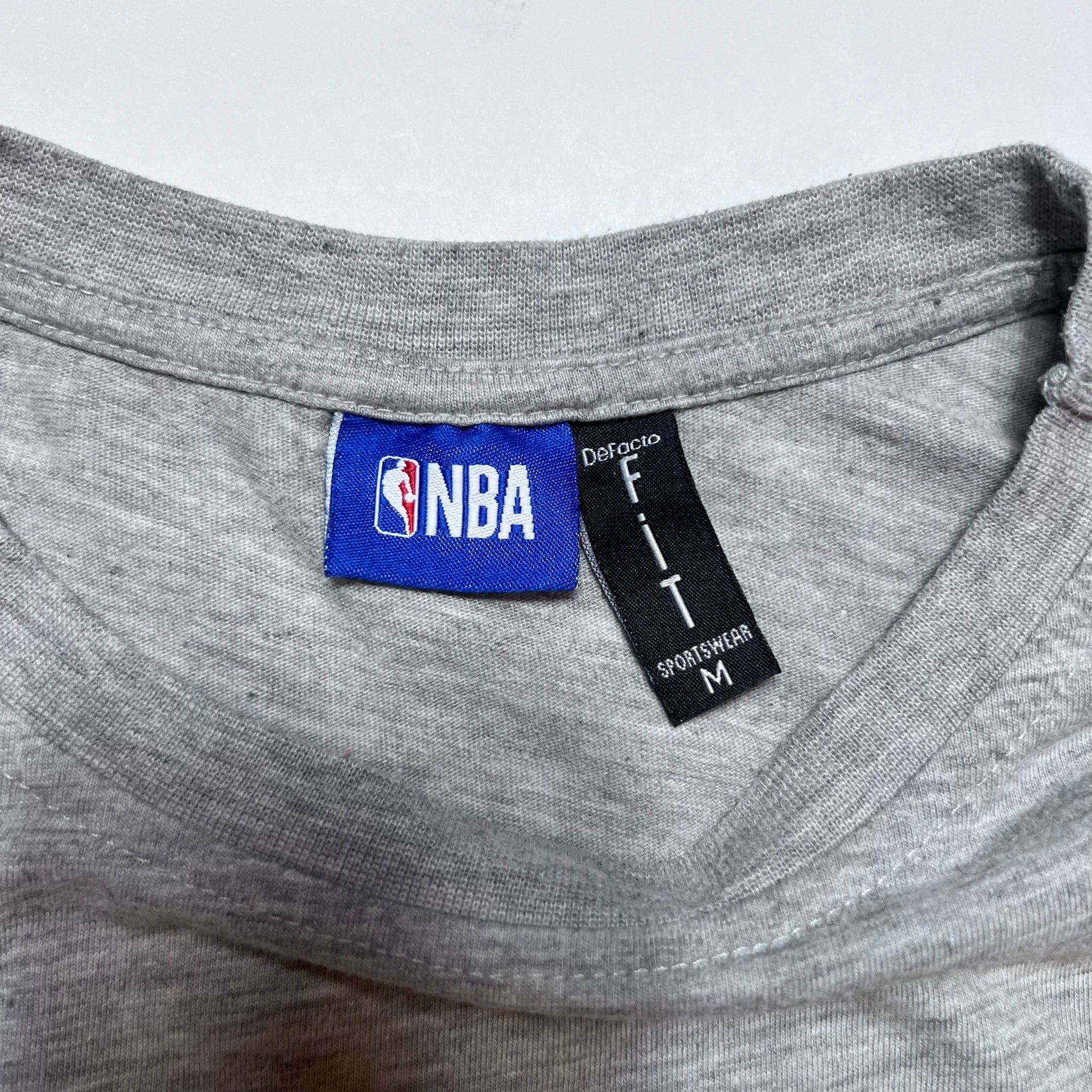 Vintage Defacto NBA Big Logo Basketball T-Shirt grau M - Cats on Stacks VNTG