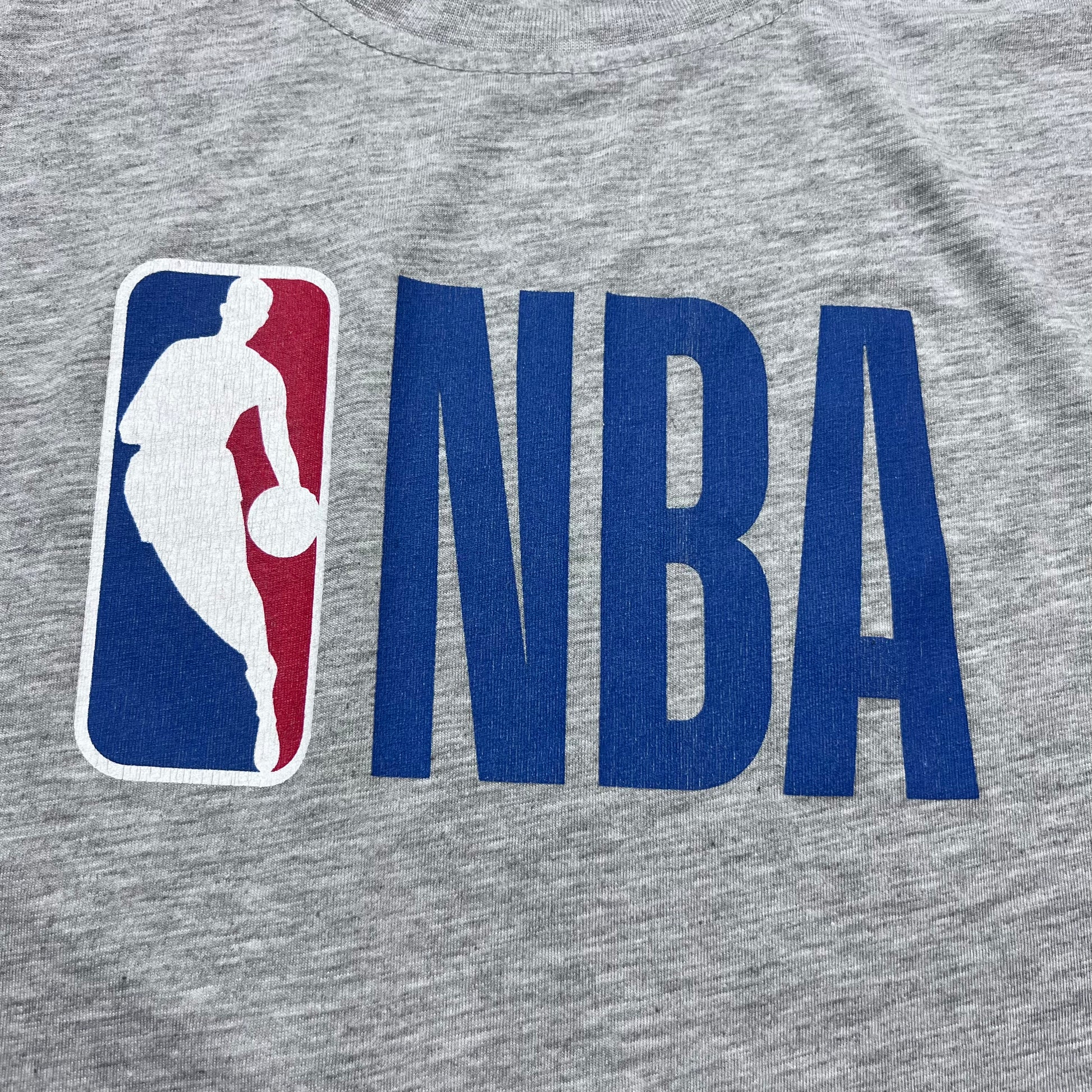 Vintage Defacto NBA Big Logo Basketball T-Shirt grau M - Cats on Stacks VNTG