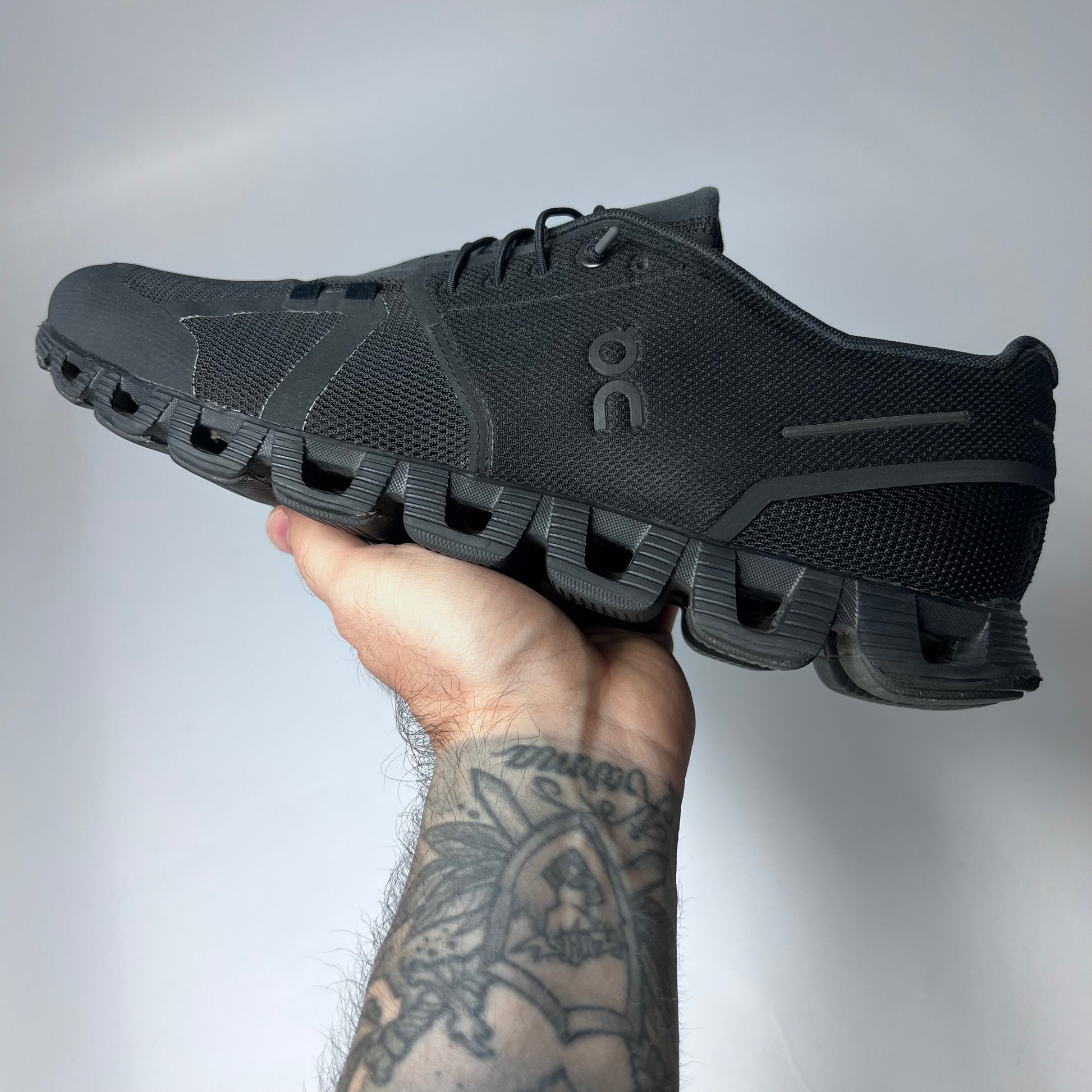 On Cloud Running All Black 19.0002 Größe 44,5 - Cats on Stacks VNTG
