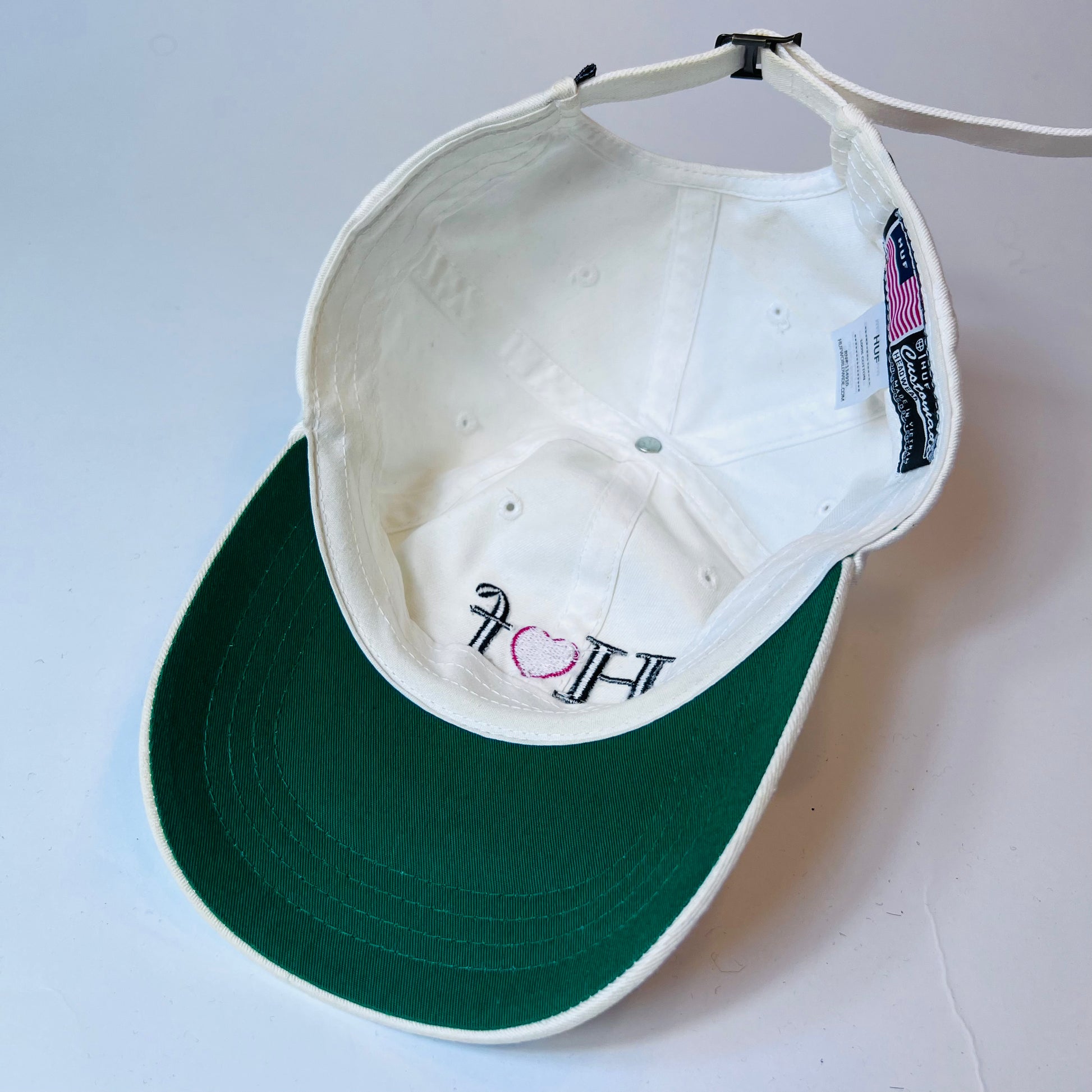 HUF Worldwide Heart Cap Weiß Skating Strapback - Cats on Stacks VNTG