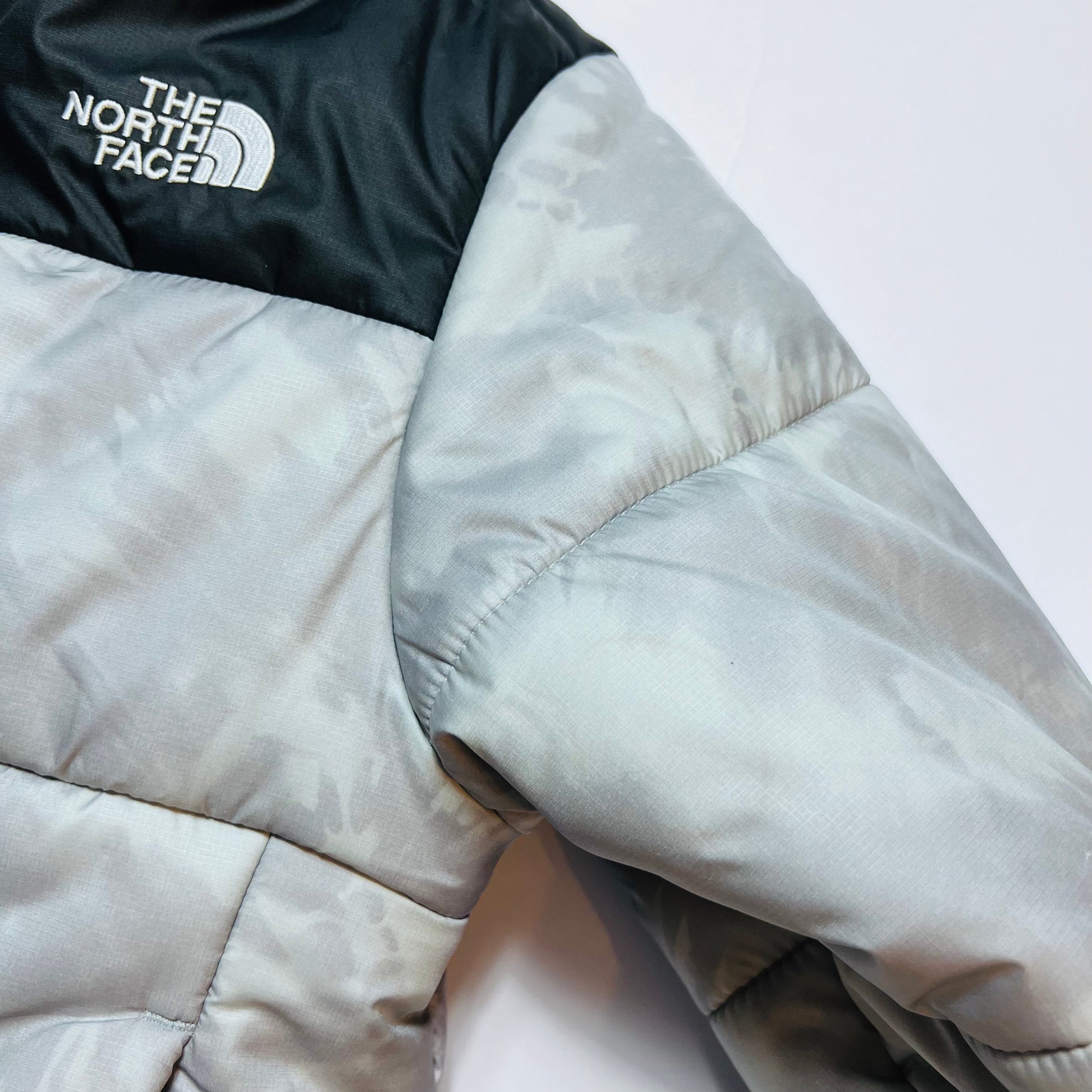 Damen The North Face Saikuru Jacke Cropped Tie Dye grau S - Cats on Stacks VNTG