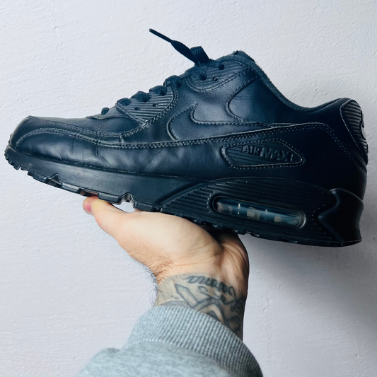 Nike Air Max 90 All Black Leather 302519-001 Größe 43 - Cats on Stacks VNTG