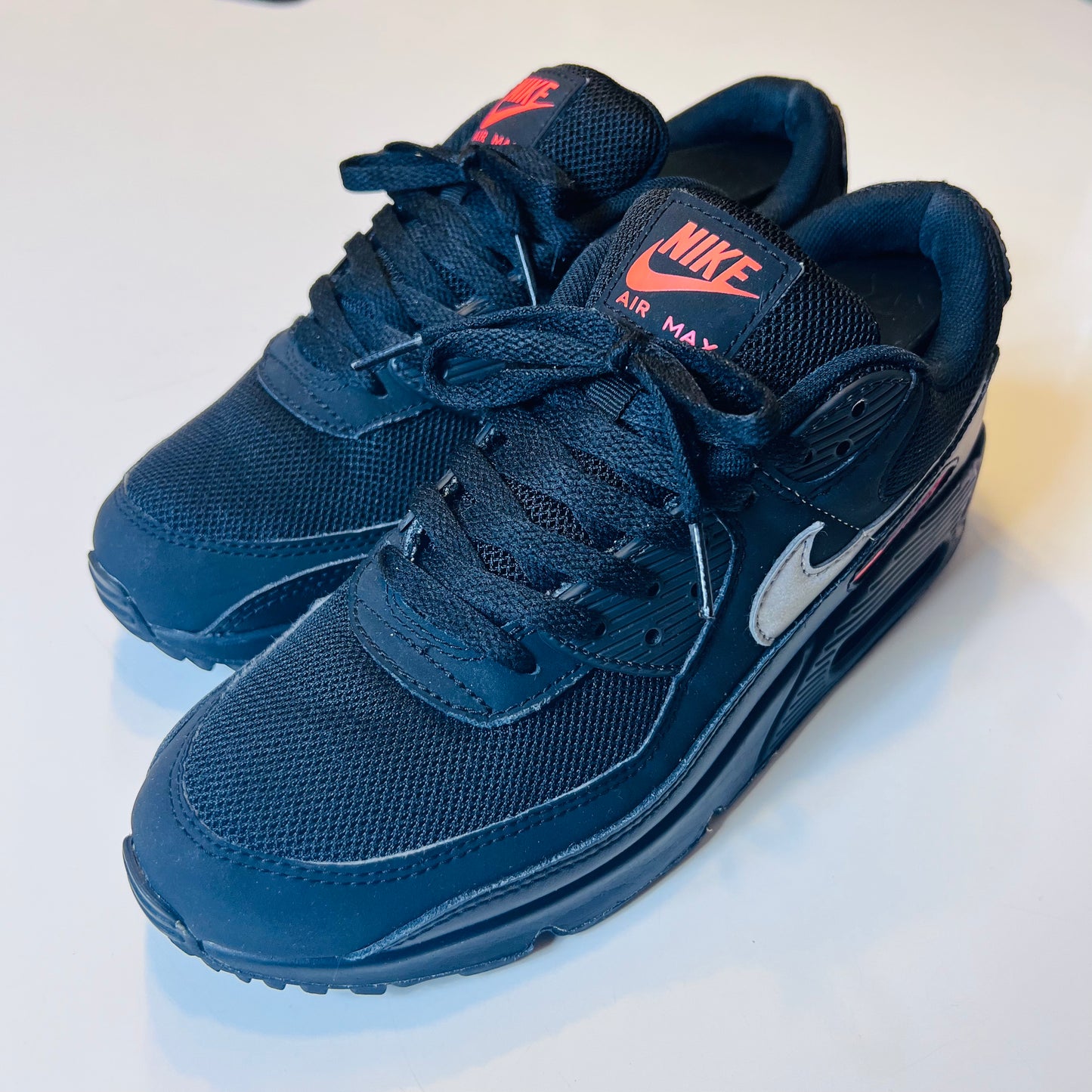 Nike Air Max 90 Schwarz "Reflective Silver" DJ6881-001 Größe 42 - Cats on Stacks VNTG