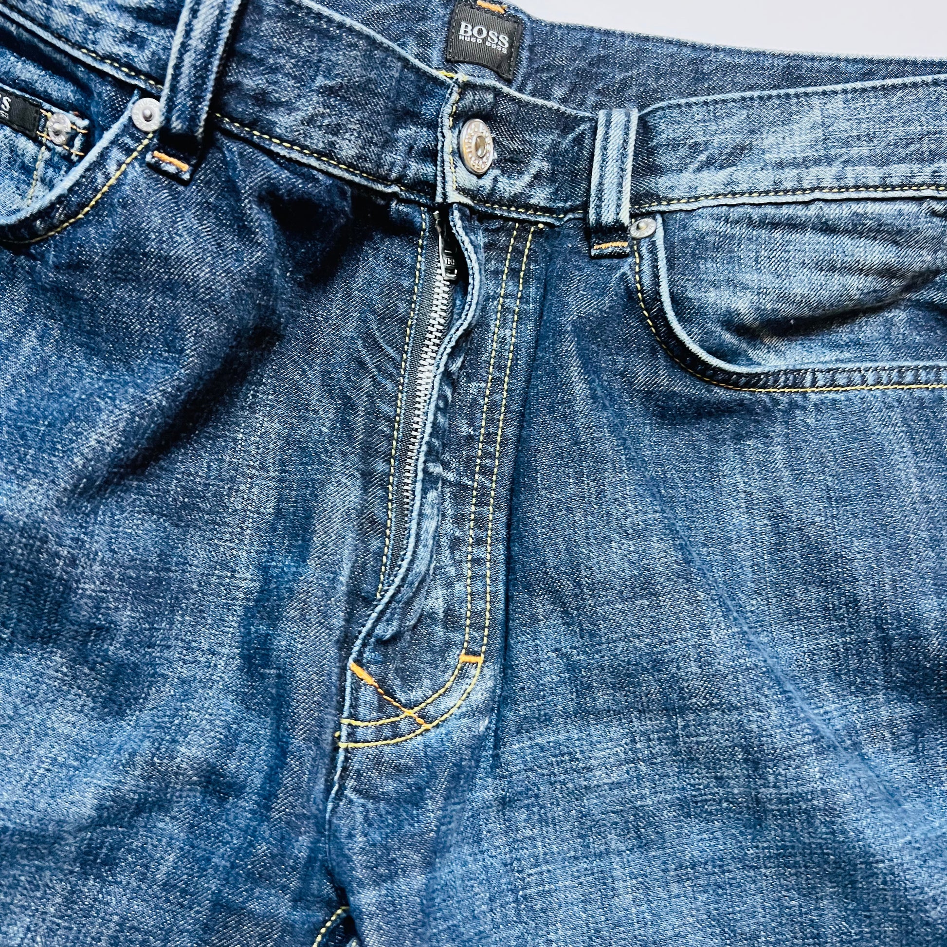 Hugo Boss Vintage Y2K 2000s Jeans Straight Fit blau 34/30 - Cats on Stacks VNTG