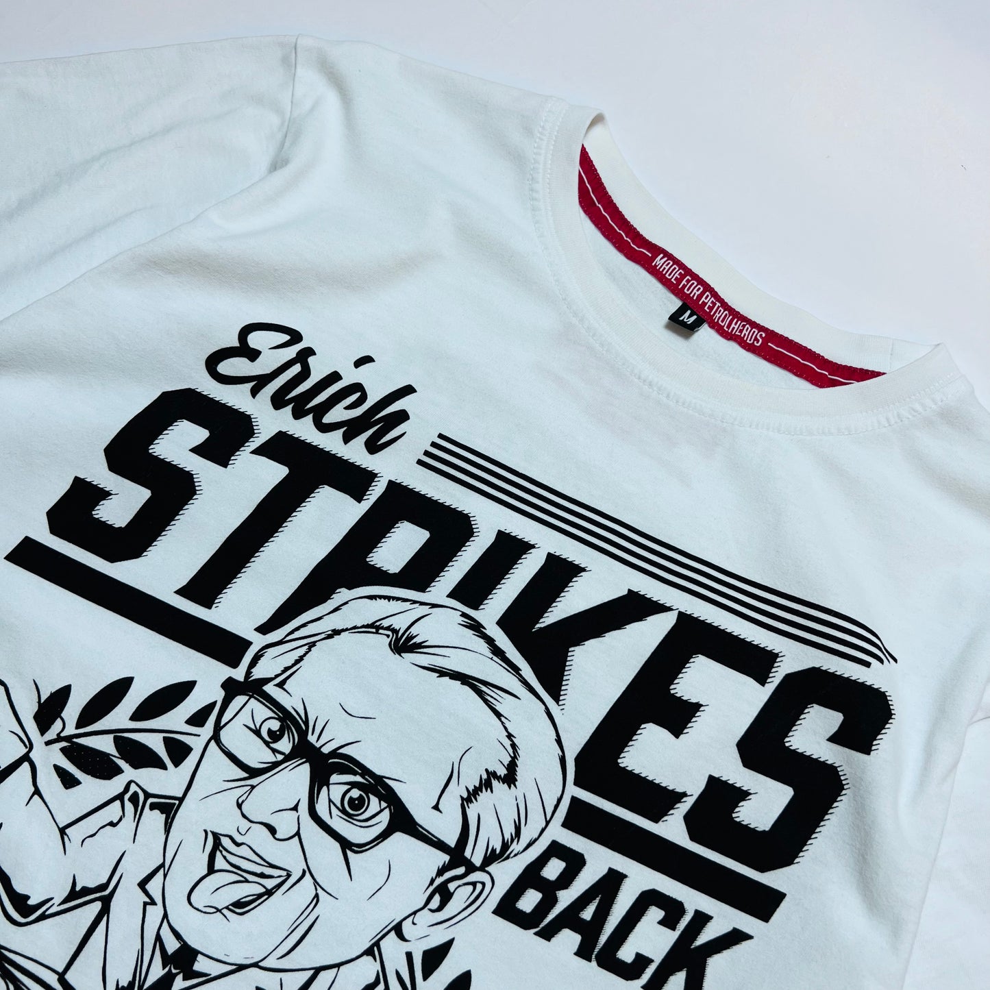 Sourkrauts "Erich strikes back" Racing Retro T-Shirt weiß S / M - Cats on Stacks VNTG