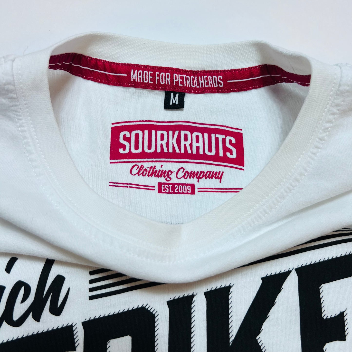 Sourkrauts "Erich strikes back" Racing Retro T-Shirt weiß S / M - Cats on Stacks VNTG