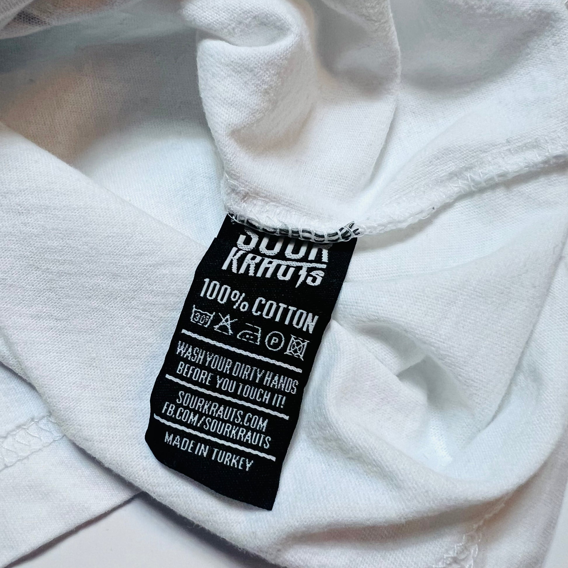 Sourkrauts "Erich strikes back" Racing Retro T-Shirt weiß S / M - Cats on Stacks VNTG