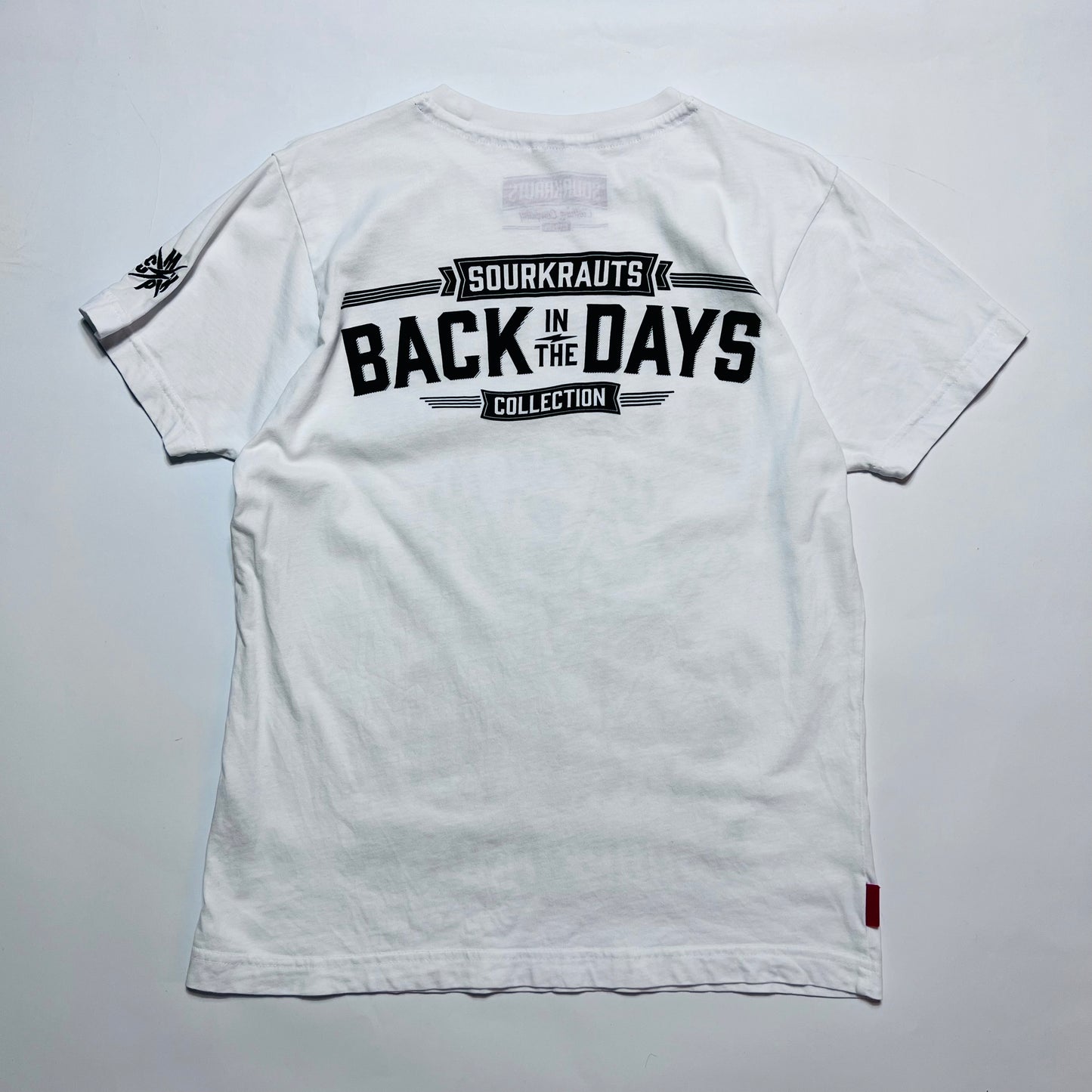 Sourkrauts "Erich strikes back" Racing Retro T-Shirt weiß S / M - Cats on Stacks VNTG