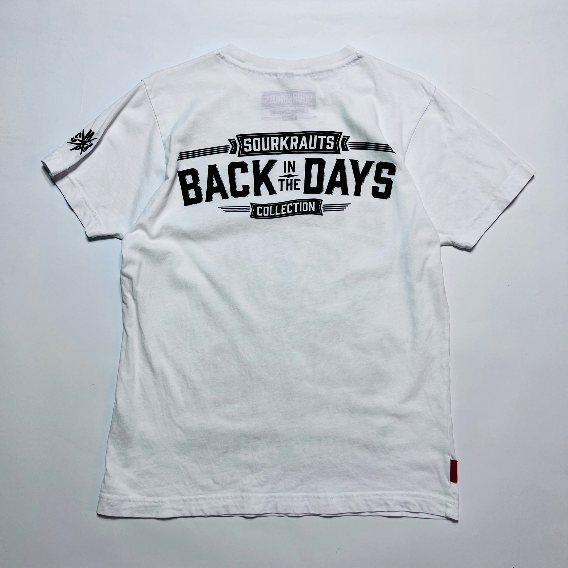 Sourkrauts "Erich strikes back" Racing Retro T-Shirt weiß S / M - Cats on Stacks VNTG