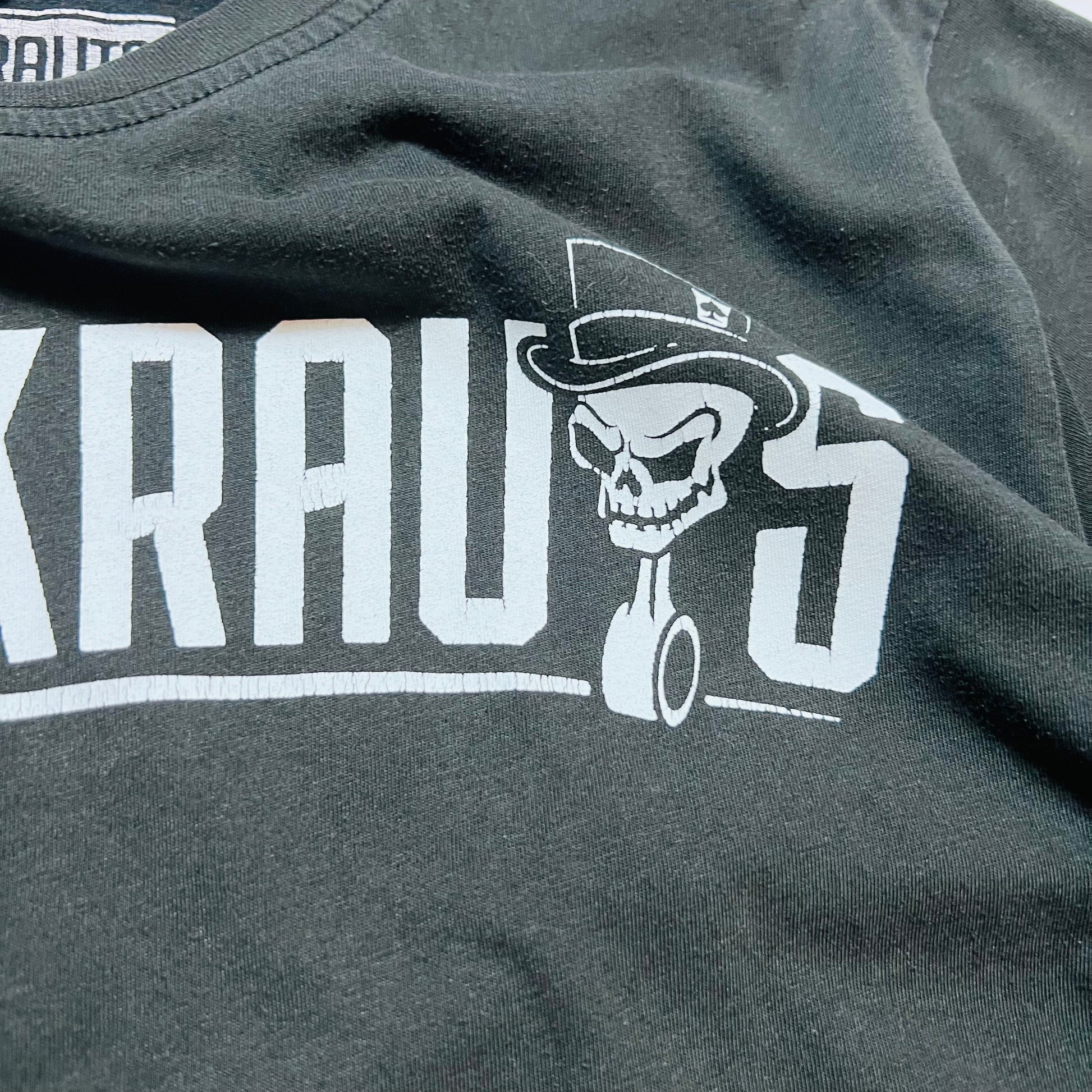 Sourkrauts Racing Skull Retro T-Shirt schwarz M / L - Cats on Stacks VNTG