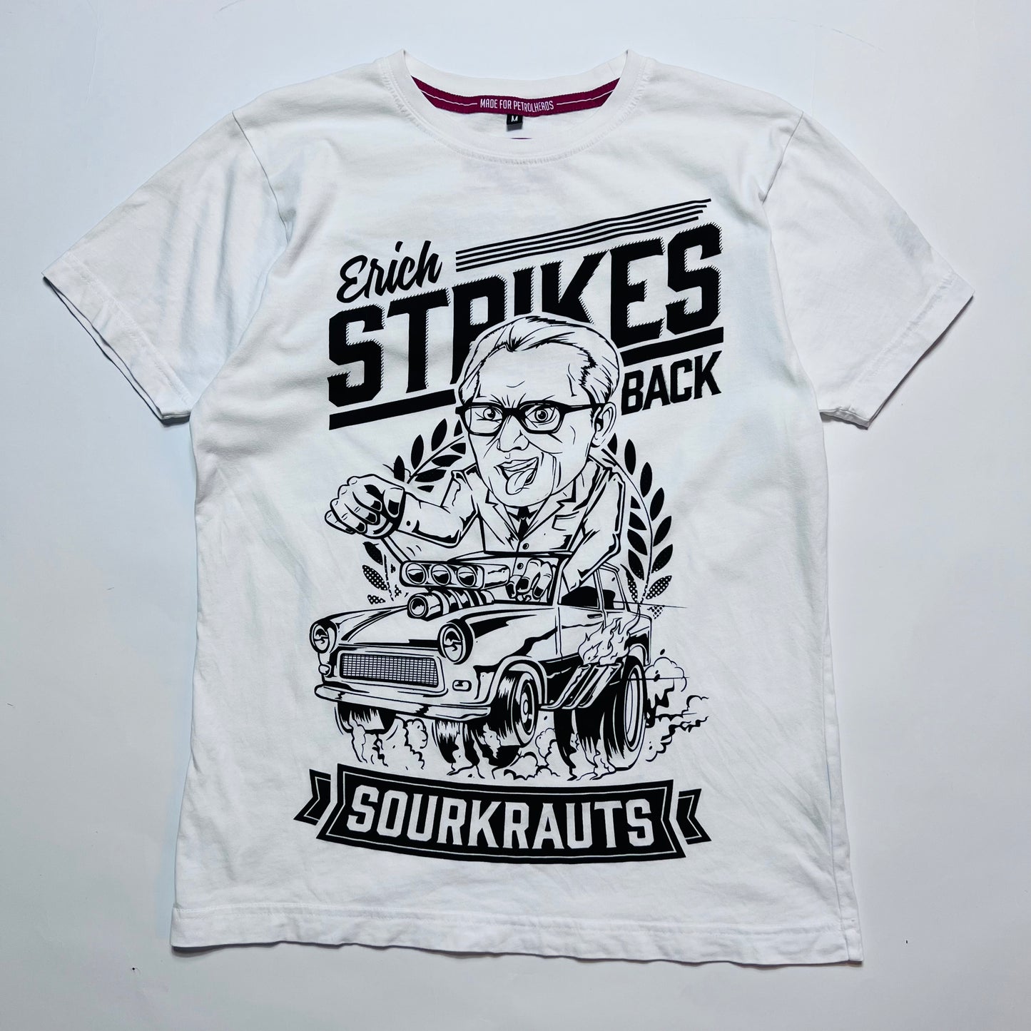 Sourkrauts "Erich strikes back" Racing Retro T-Shirt weiß S / M - Cats on Stacks VNTG