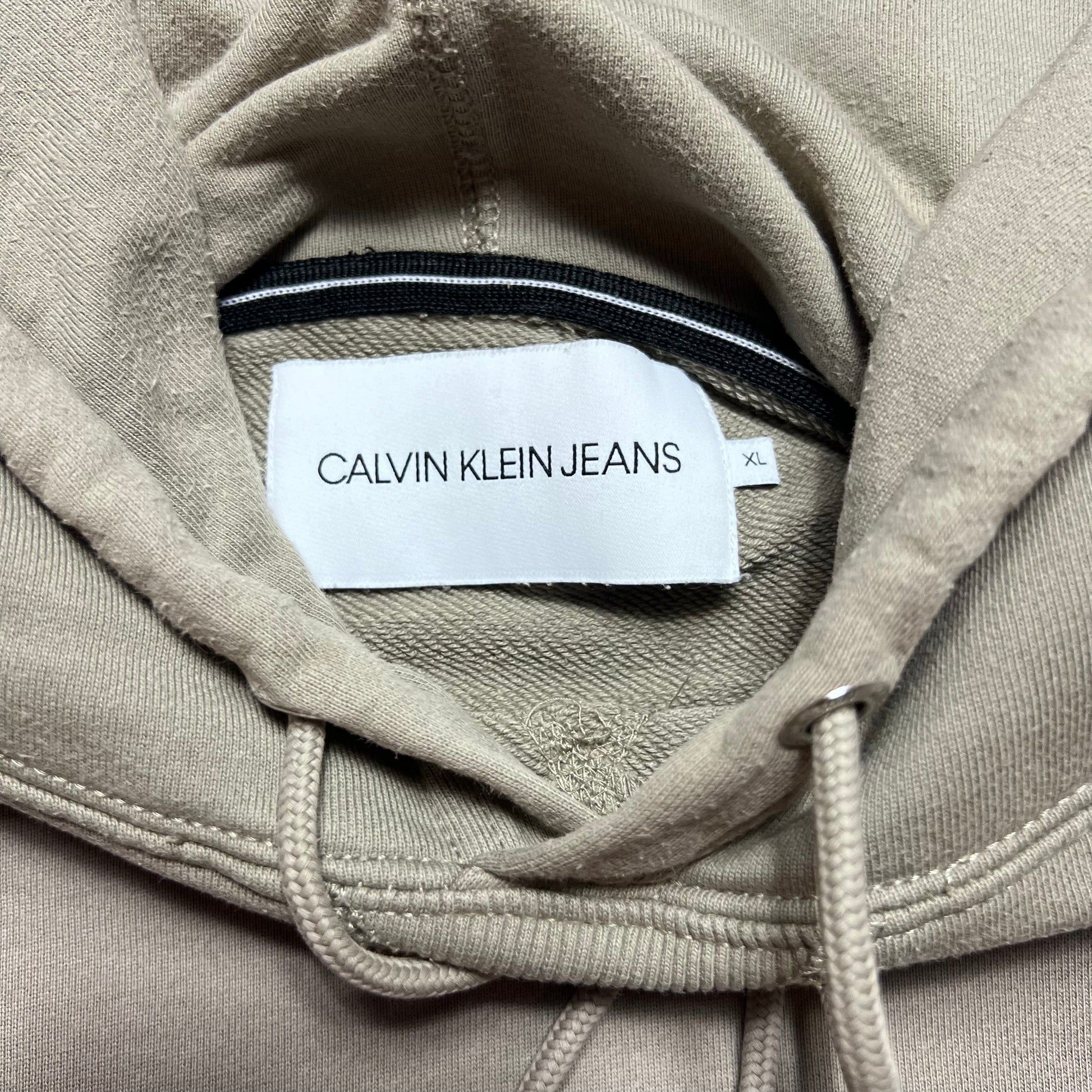 Calvin Klein Jeans Badge Hoodie L - Cats on Stacks VNTG