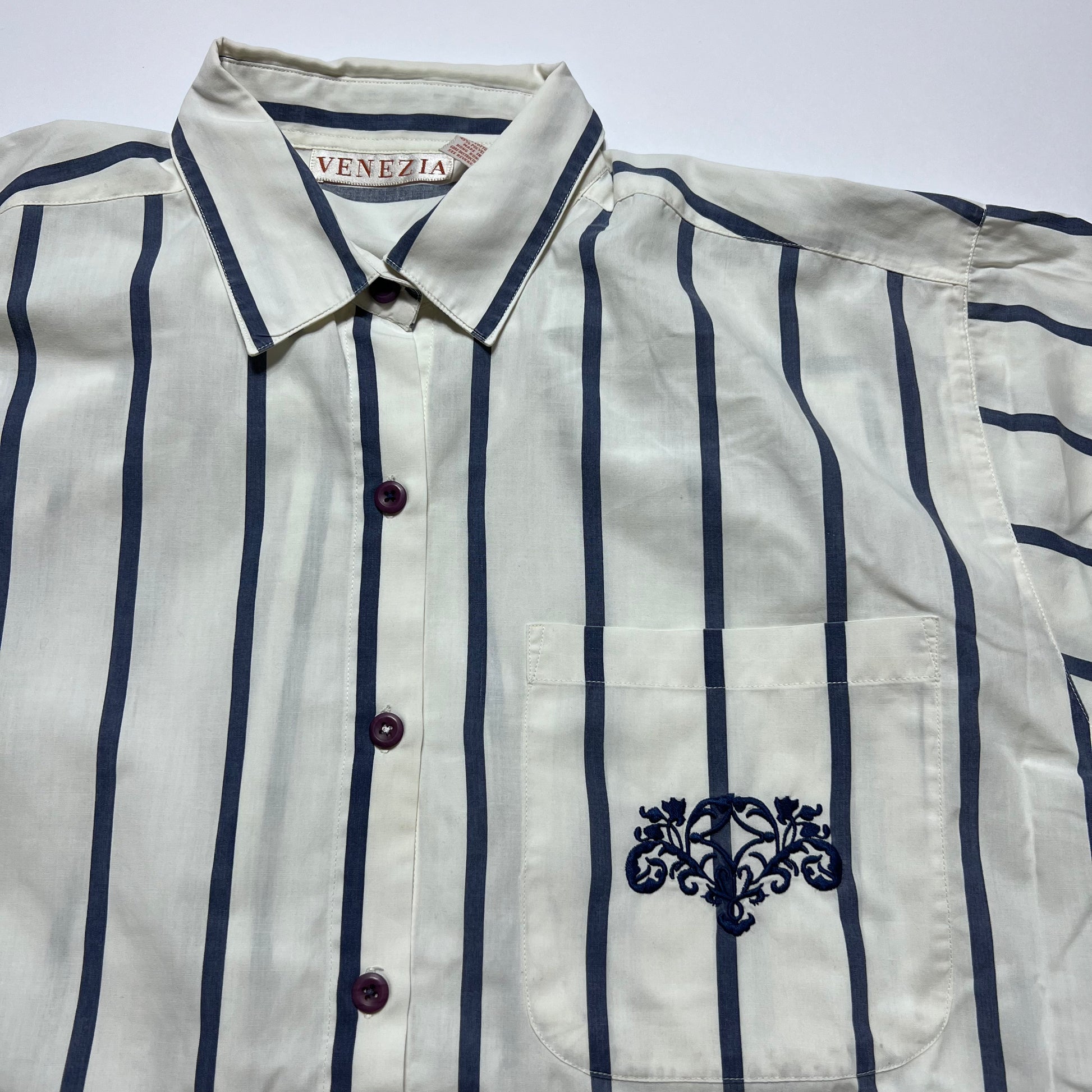Vintage Venezia Stripe White Navy Hemd XL - Cats on Stacks VNTG