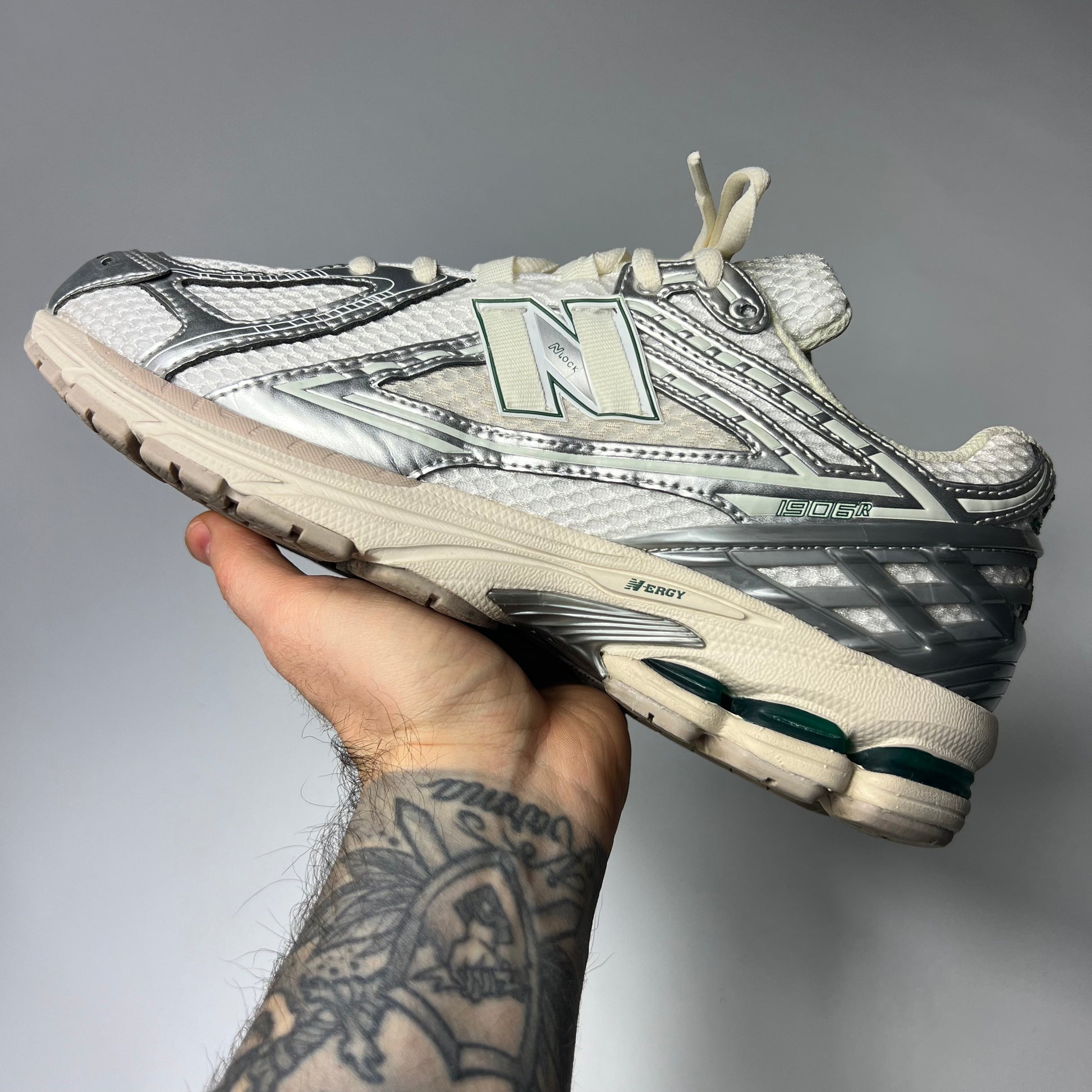New Balance 1906 Silver Metallic Green 42 / M1906REE - Cats on Stacks VNTG