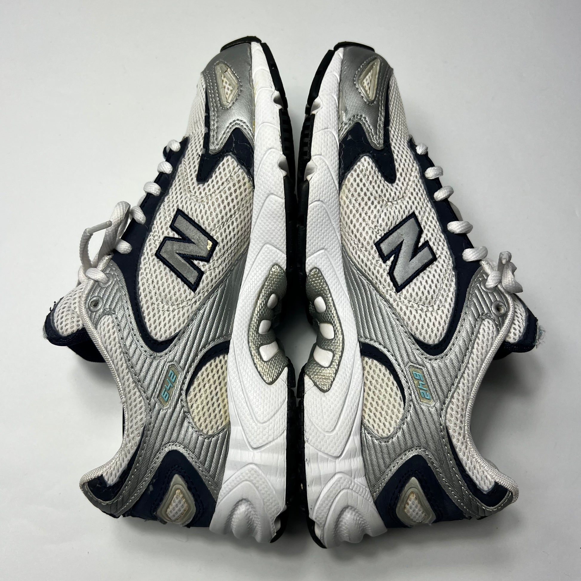 Vintage New Balance 642 Navy Silver 40,5 / W642WC - Cats on Stacks VNTG