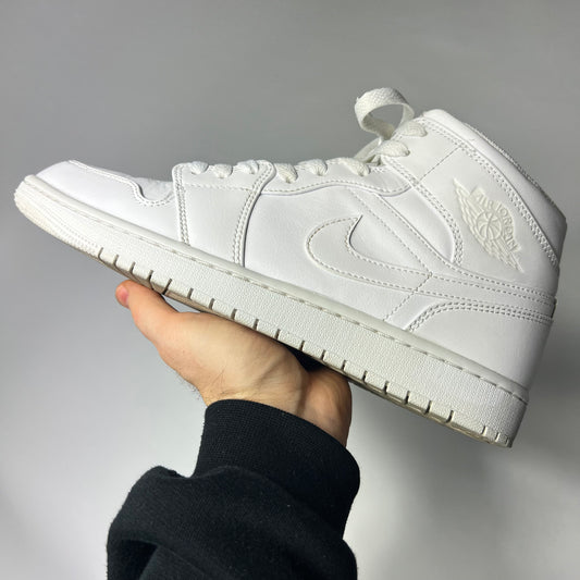 Air Jordan 1 Mid Tripple White 43 / 554724-136 - Cats on Stacks VNTG
