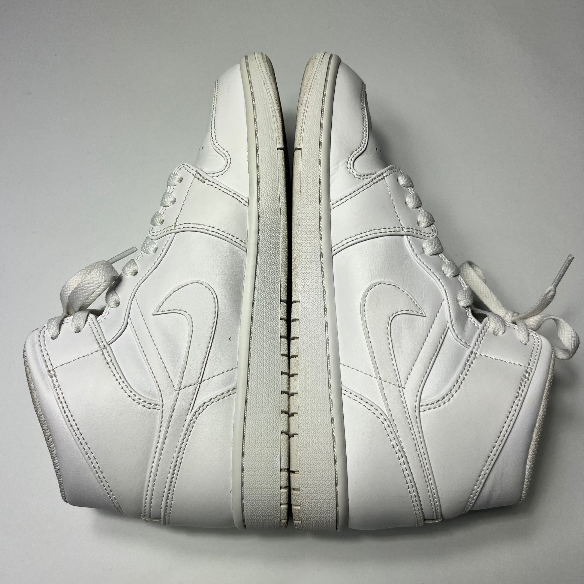 Air Jordan 1 Mid Tripple White 43 / 554724-136 - Cats on Stacks VNTG