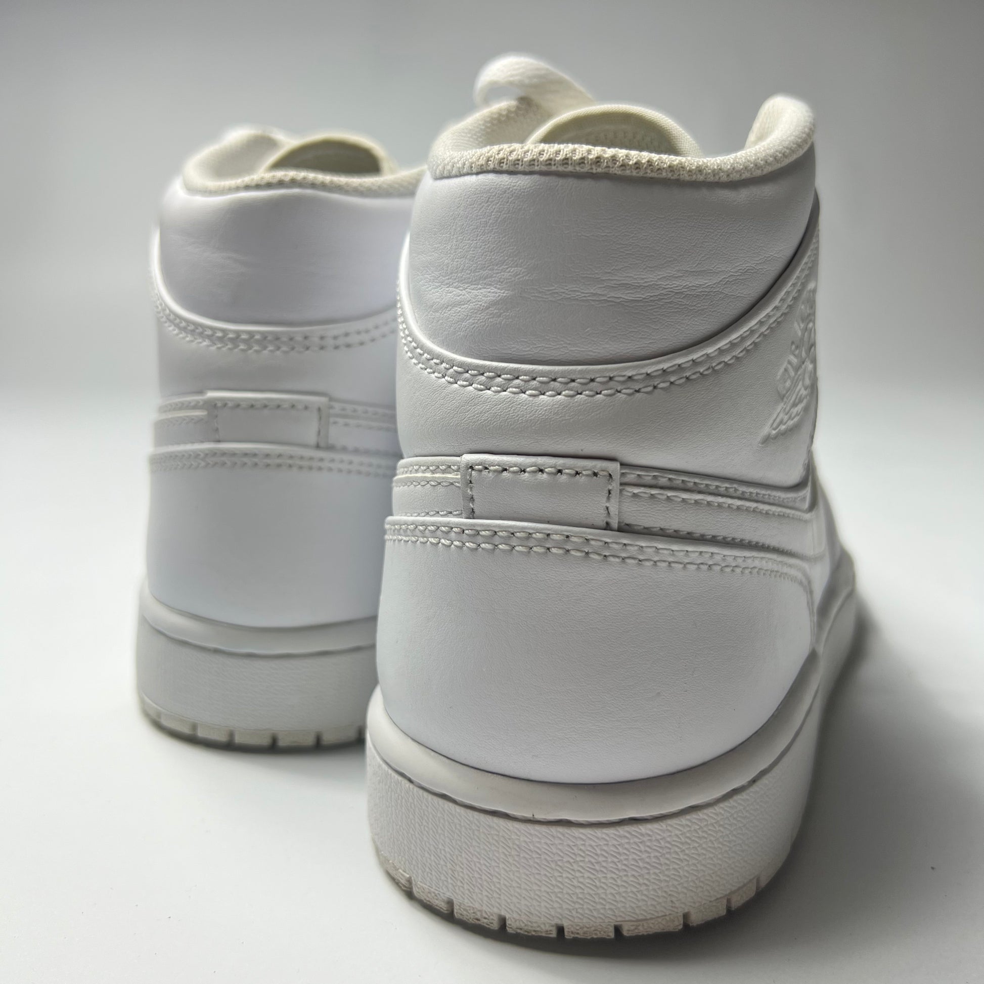 Air Jordan 1 Mid Tripple White 43 / 554724-136 - Cats on Stacks VNTG