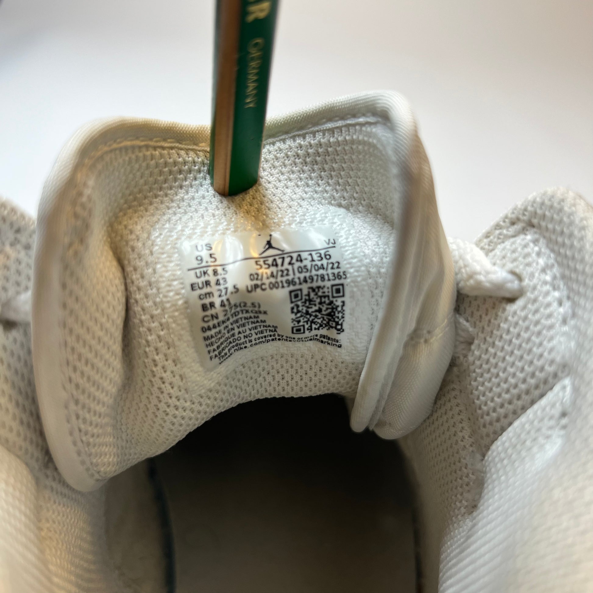 Air Jordan 1 Mid Tripple White 43 / 554724-136 - Cats on Stacks VNTG