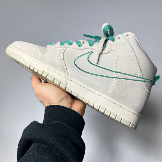 Nike Dunk High "First Use" Light Bone 42,5 / DH0960-001 - Cats on Stacks VNTG