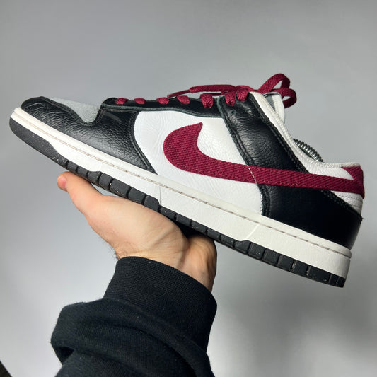 Nike Dunk Low ID Wine Red 44 / D07413-991 - Cats on Stacks VNTG